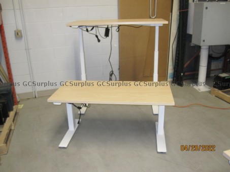 Photo de 2 tables électriques réglables