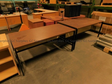 Photo de Tables brunes solides