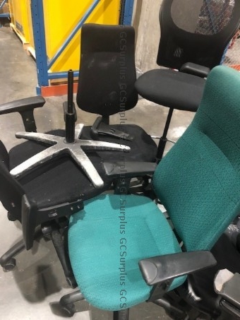 Photo de Lot de chaises - vendues pour 