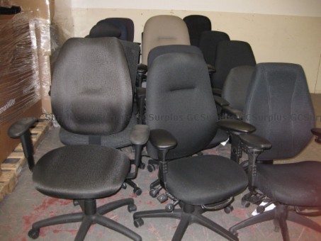 Photo de 18 chaises de bureau variées