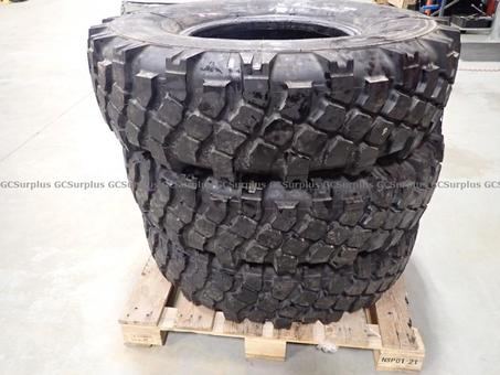 Photo de 3 pneus Michelin 1200R20 XML
