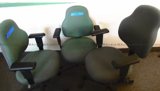 Photo de 3 chaises de bureau ergonomiqu