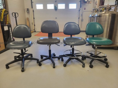 Photo de 4 chaises en vinyle réglables 