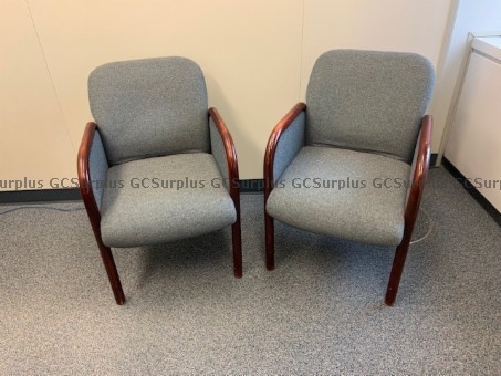 Photo de Deux fauteuils avec accents en
