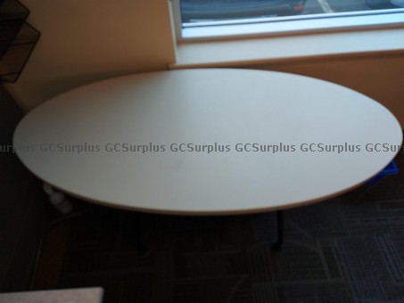 Photo de Deux tables ovales blanches
