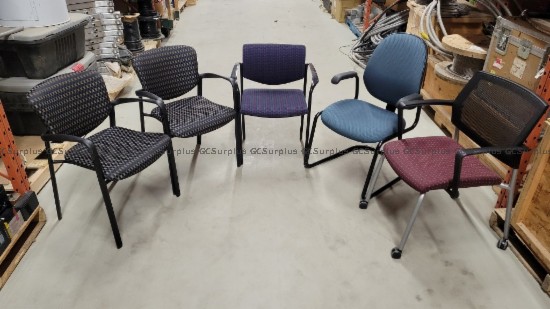 Photo de 5 chaises variées
