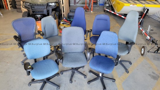 Photo de 8 chaises variées
