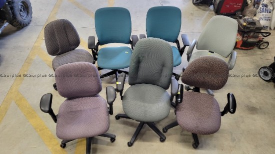 Photo de 7 chaises variées