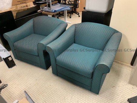Photo de 2 fauteuils verts