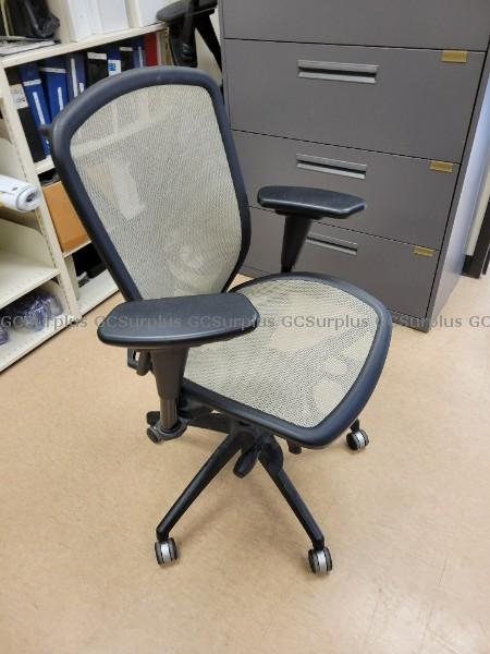 Photo de 3 chaises de travail