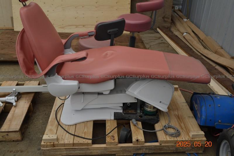 Photo de Chaise de dentiste et chariot 
