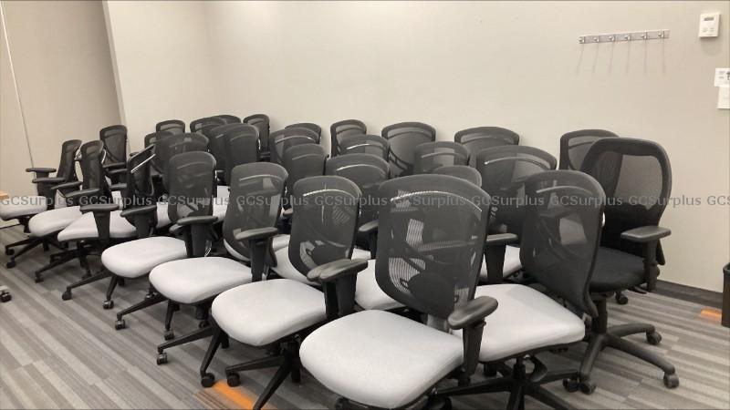 Photo de Lot de 28 chaises et 34 bureau