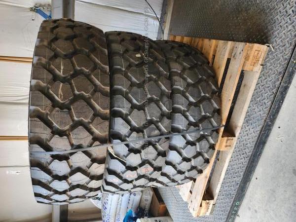 Photo de 7 Pneus Michelin 365/85R20
