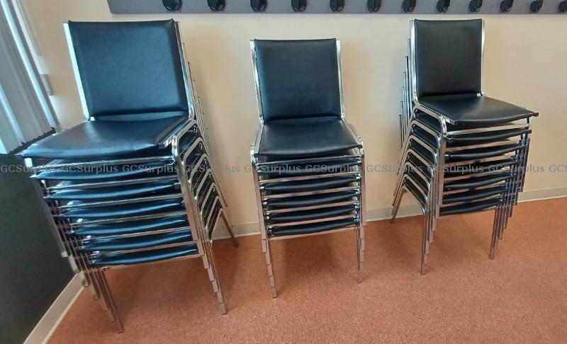 Photo de 20 chaises d'attente en cuiret