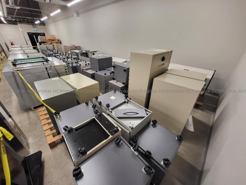 Photo de Lot d'armoires, de bureaux et 