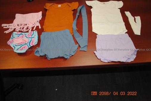 Photo de Vêtements variés pour bébés (f