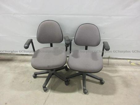 Photo de 2 chaises de bureau