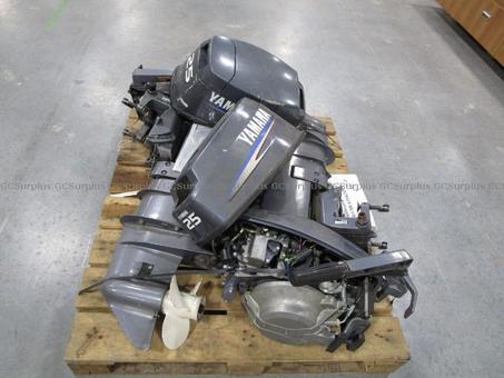 Photo de Deux moteurs hors-bord Yamaha 