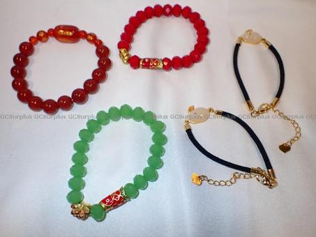 Photo de 5 bracelets variés
