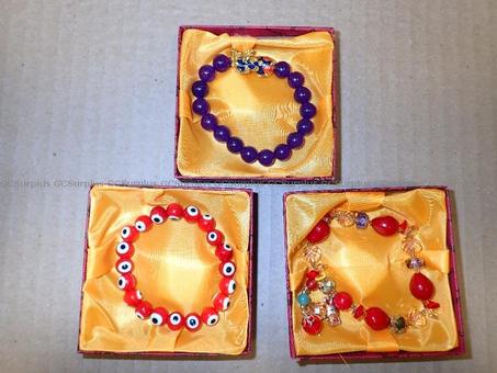 Photo de 3 bracelets variés