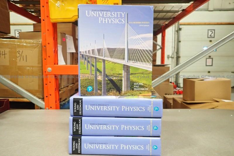 Photo de 4 livres University Physics de