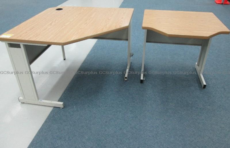 Picture of Lot of 2 tables