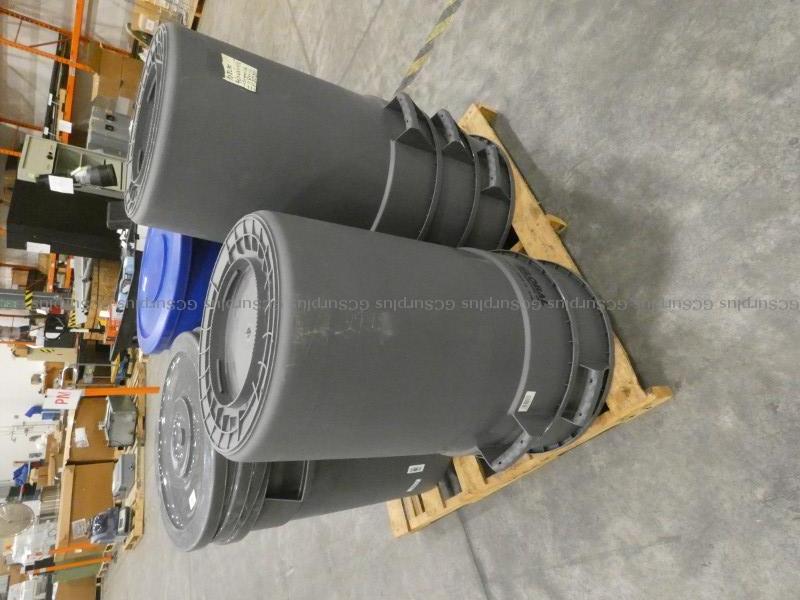 Photo de Poubelles en plastique variées